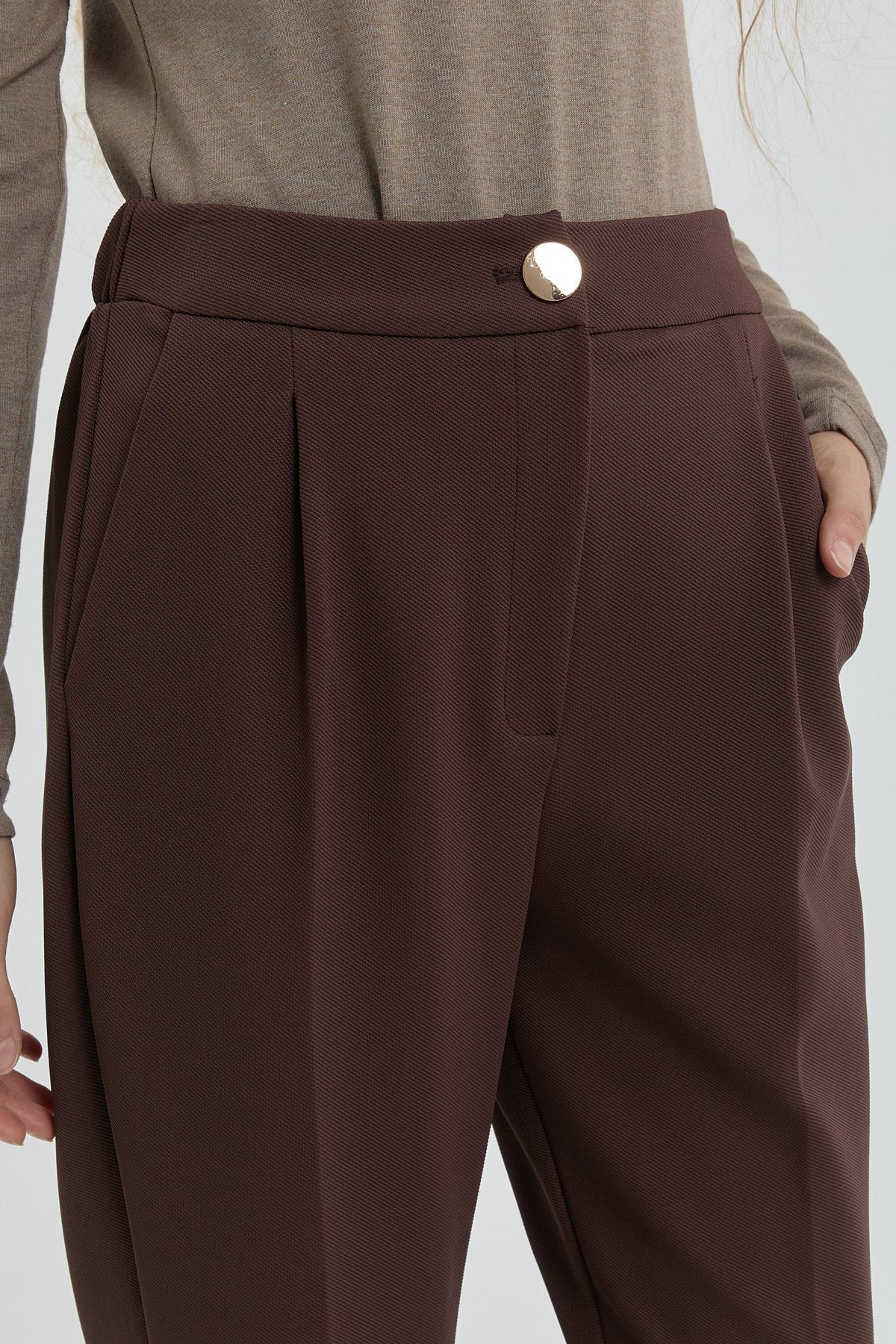 Knitted Carrot Pants - Brown
