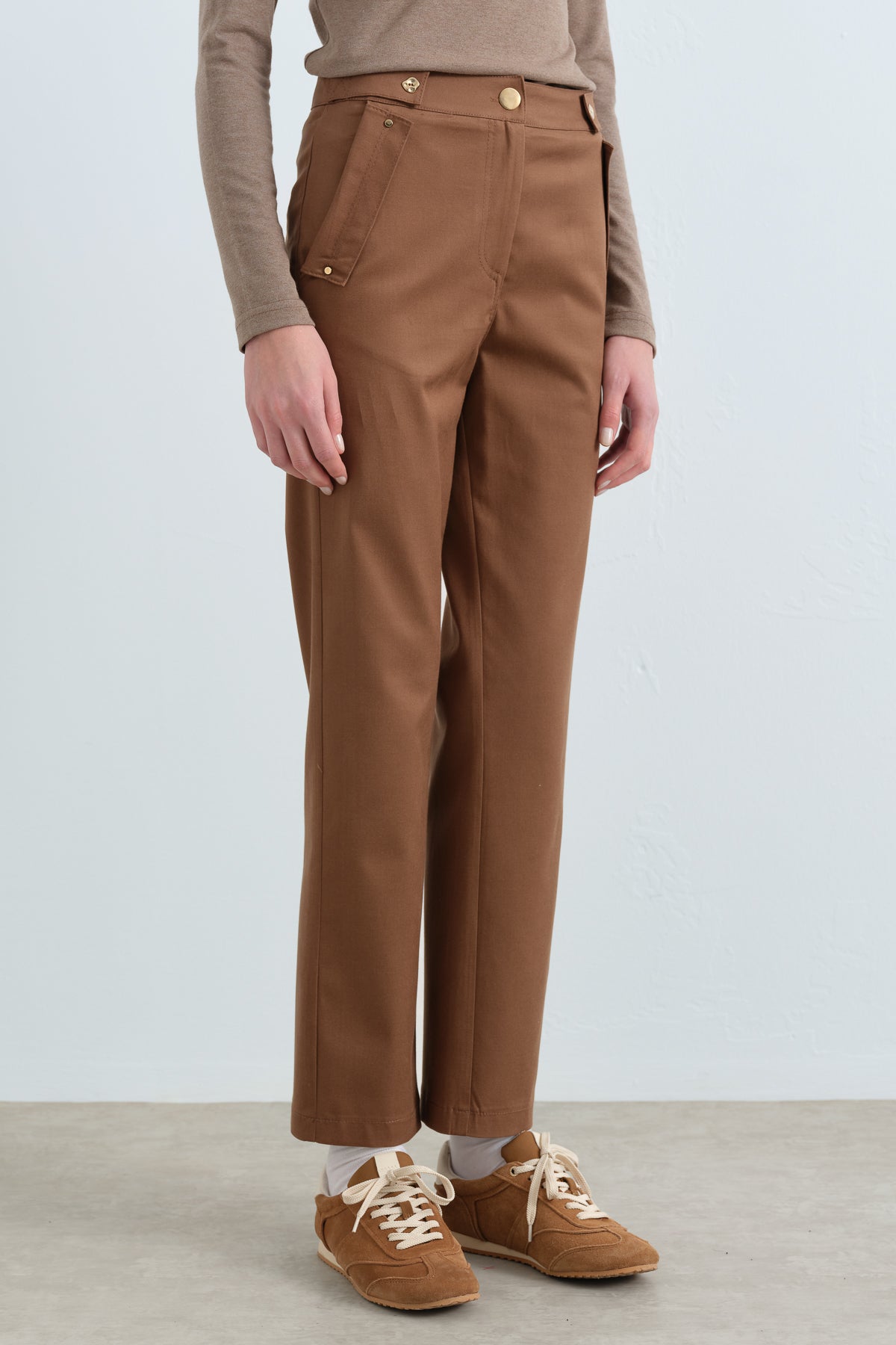 rivet-detayli-boru-paca-pantolon-acik-kahve-240747.jpg