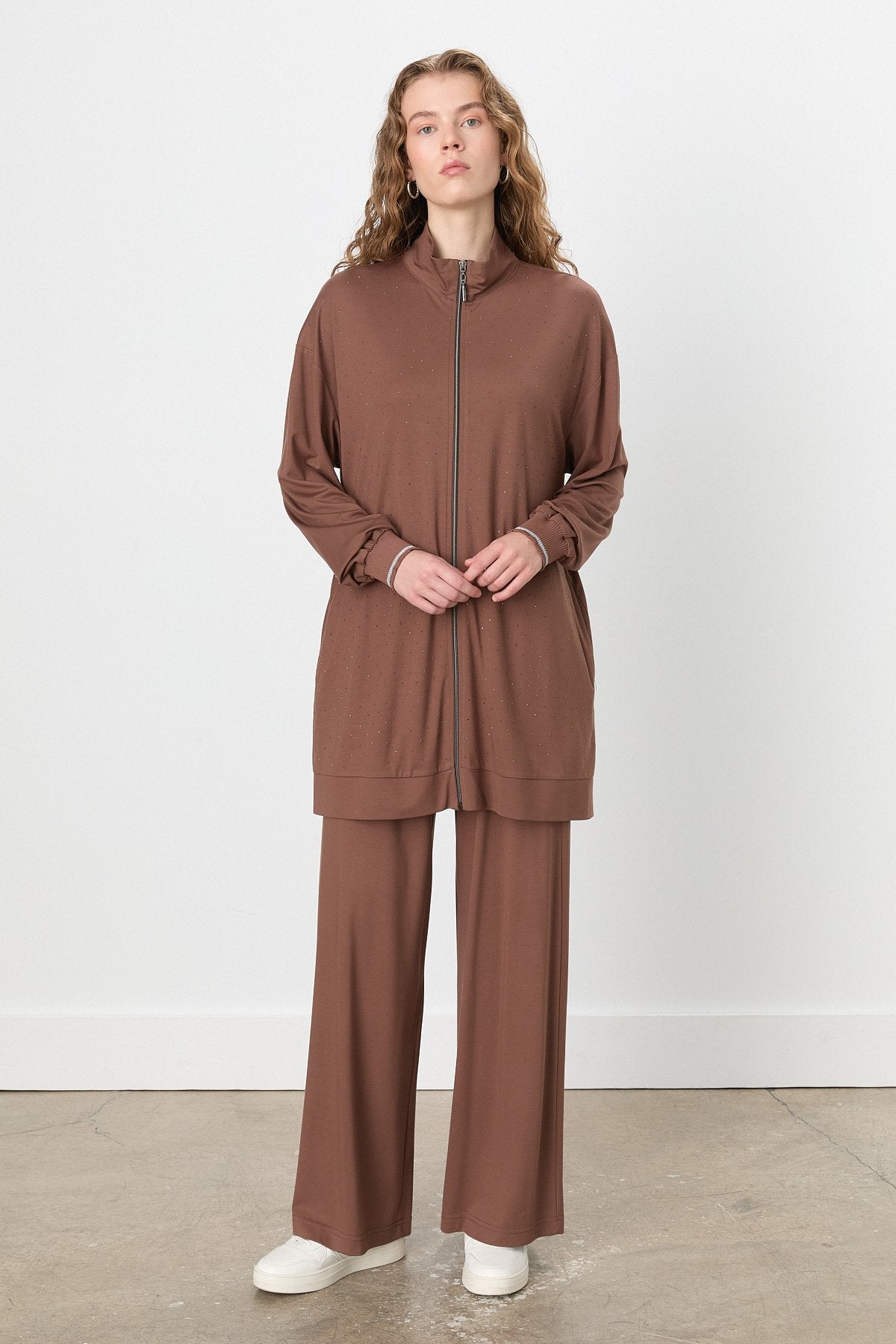 tas-detayli-pantolon-tunik-orme-takim-kahve-253162.jpg