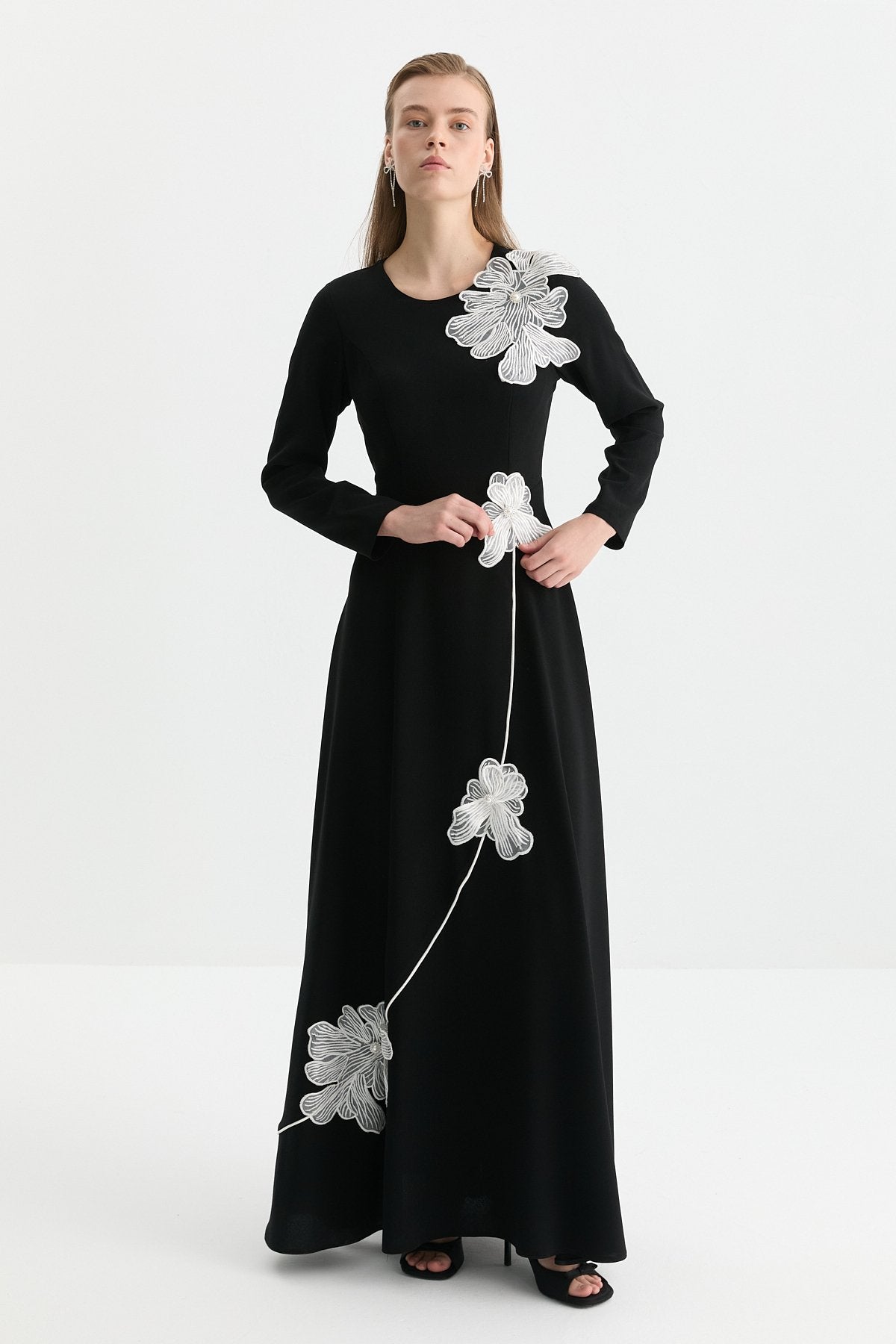 tas-ve-cicek-detayli-elbise-siyah-253254.jpg