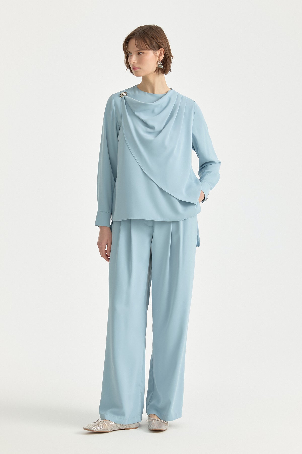 toka-detayli-pileli-sik-pantolon-tunik-takim-acik-mavi-263338.jpg