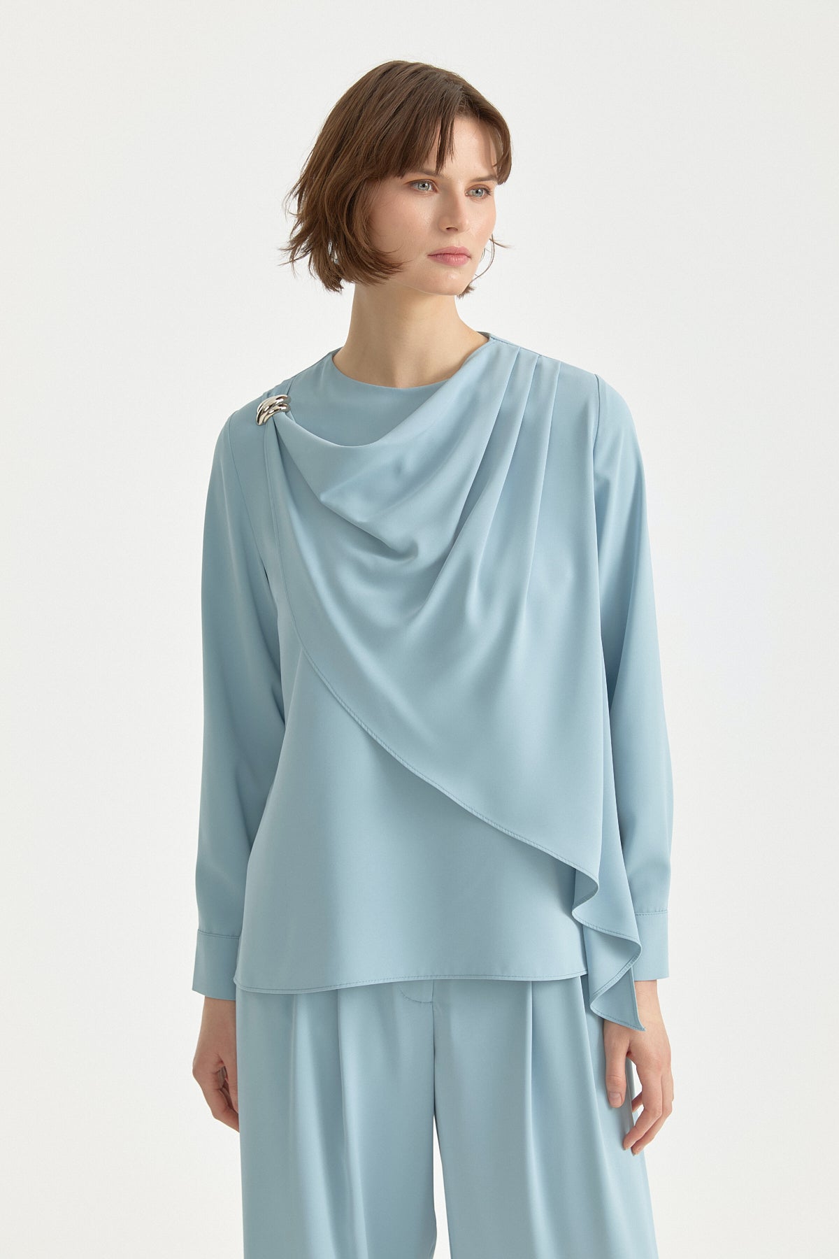 toka-detayli-pileli-sik-pantolon-tunik-takim-acik-mavi-263339.jpg