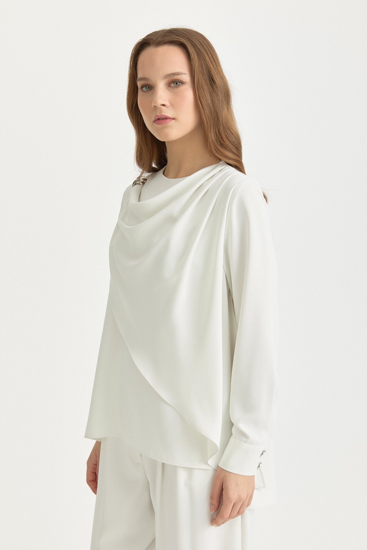 toka-detayli-pileli-sik-pantolon-tunik-takim-ekru-263347_47924752-c406-4baa-9c3c-3f20ab7f1a8a.jpg