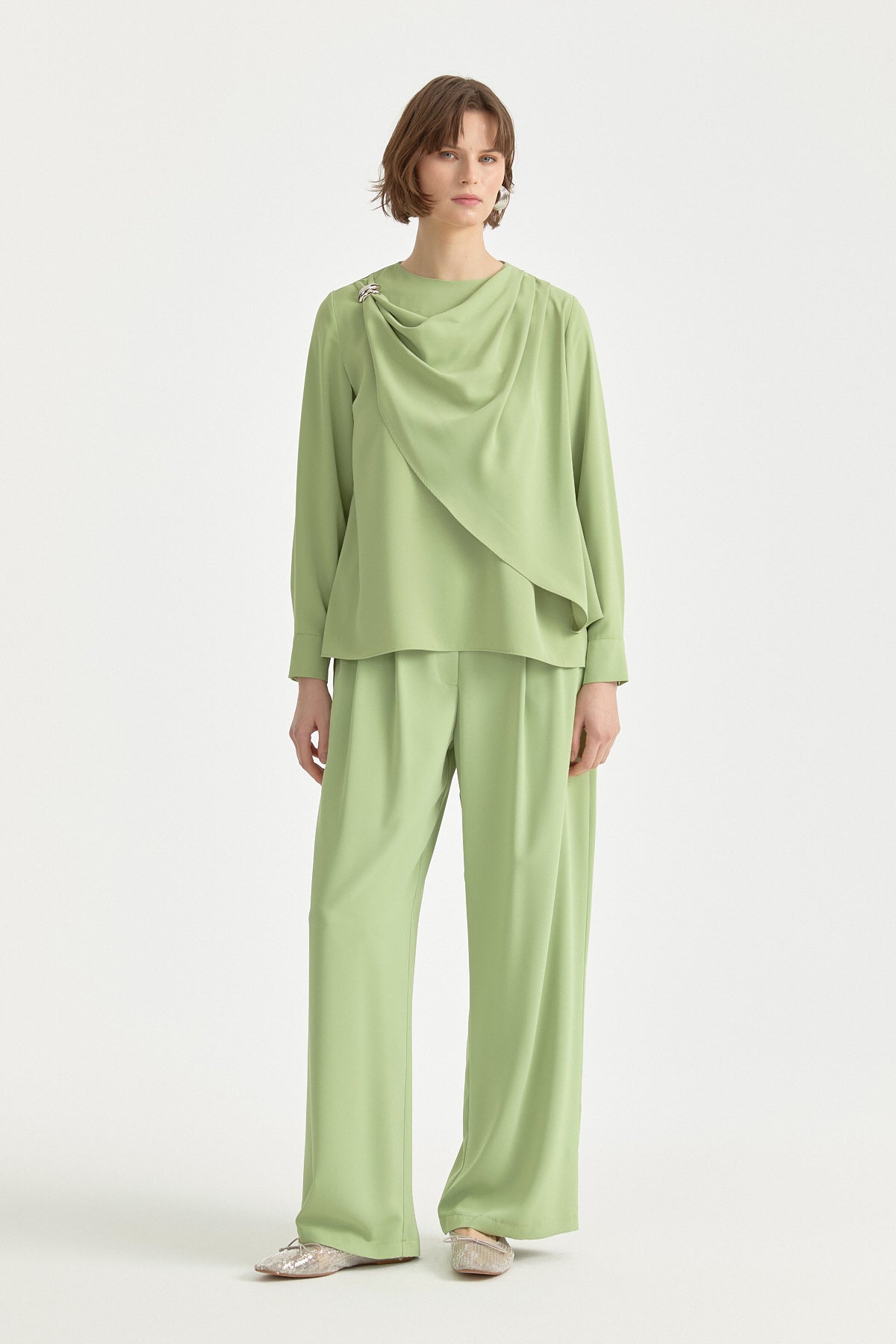 toka-detayli-pileli-sik-pantolon-tunik-takim-fistik-yesili-263350.jpg