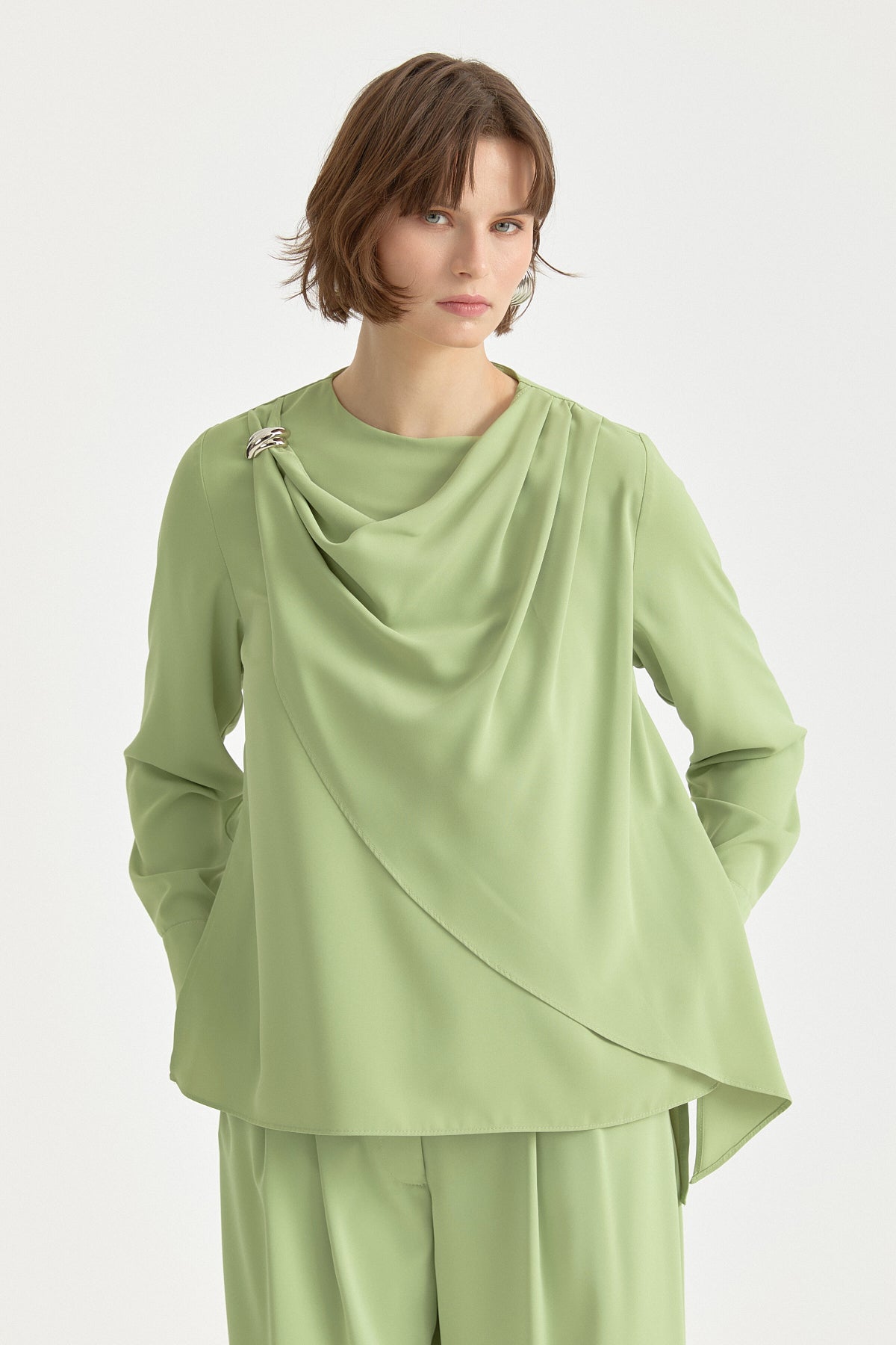 toka-detayli-pileli-sik-pantolon-tunik-takim-fistik-yesili-263351.jpg
