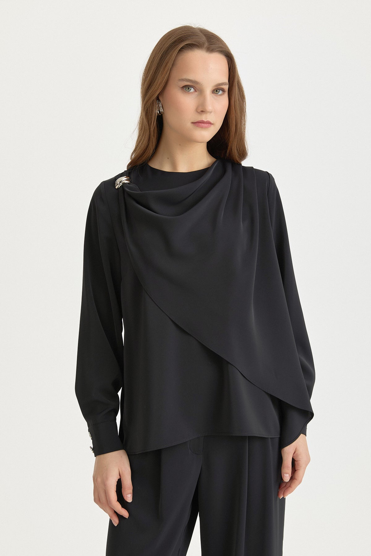 toka-detayli-pileli-sik-pantolon-tunik-takim-siyah-263335.jpg