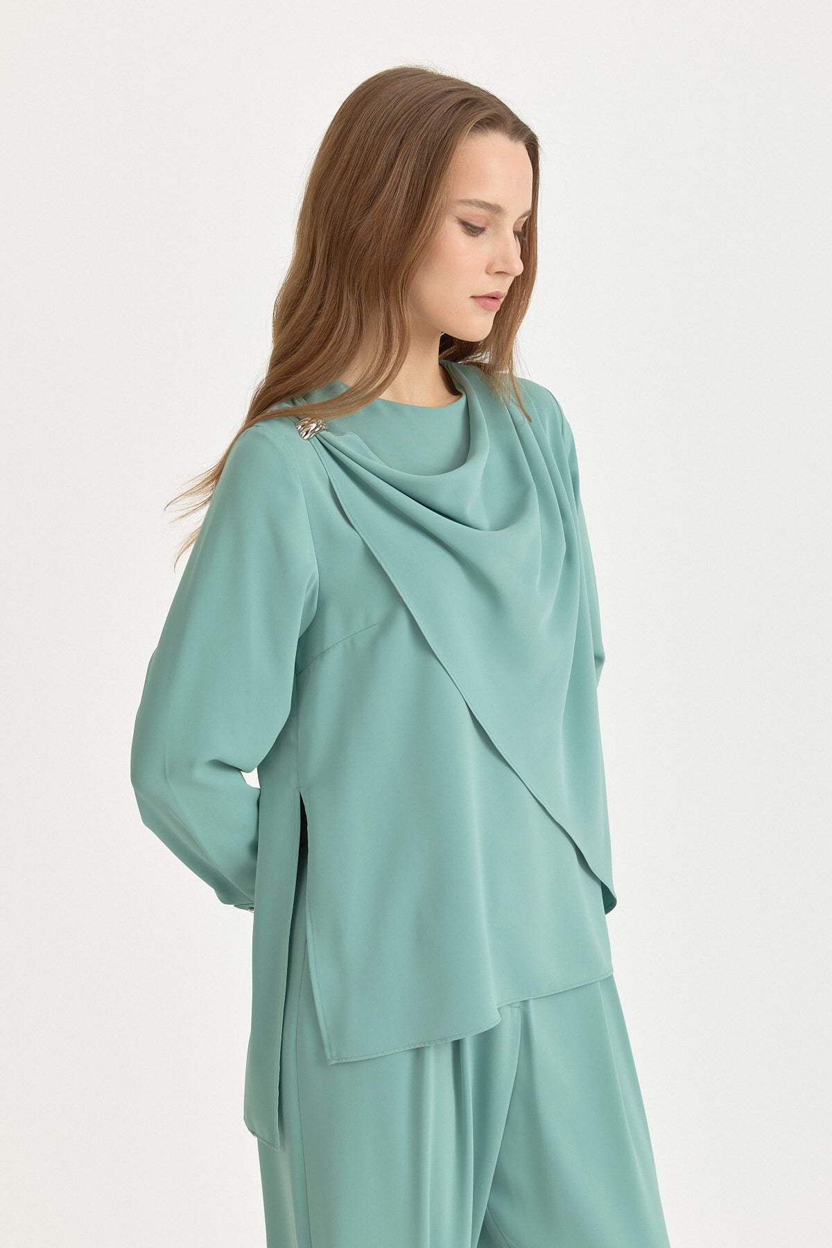 toka-detayli-pileli-sik-pantolon-tunik-takim-su-yesili-263343.jpg