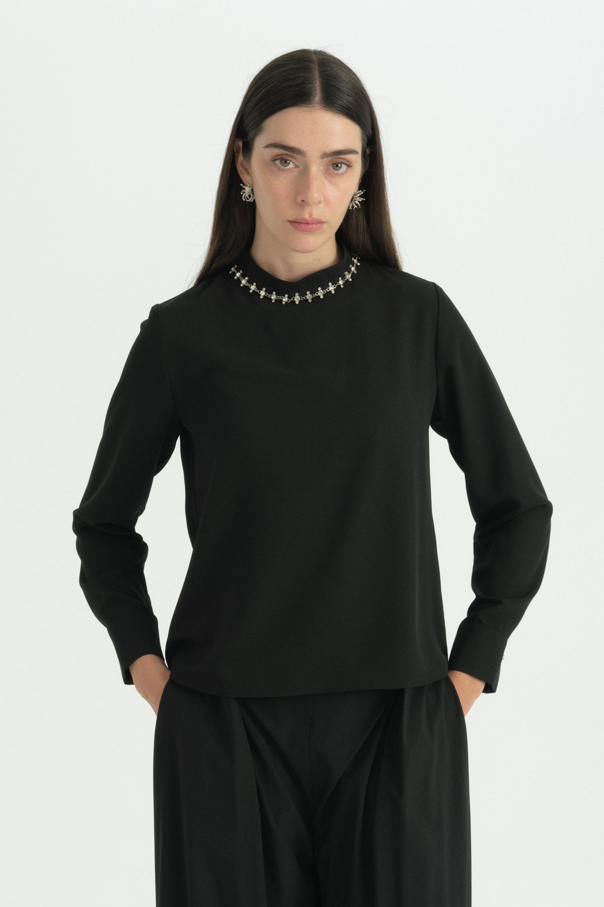 yakasi-tas-detayli-sik-bluz-siyah-267864.jpg
