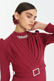 Yakası Taşlı Kemerli Elbise - Bordo
